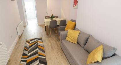 22 TOWN PLACE, pet friendly, with a garden in Ballinrobe, County Mayo