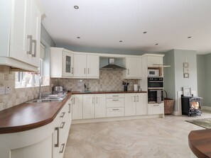 ميكروويف، فرن، غسالة أطباق، مستلزمات طهي/أطباق/أوعية