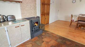 Microondas, horno, trona infantil y utensilios de cocina