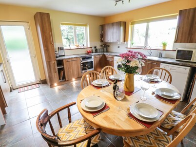 BALLAGHBOY COTTAGE, pet friendly in Boyle, County Roscommon
