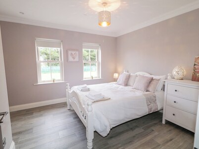 SHROUGHAN, pet friendly, with a garden in Gortahork, County Donegal