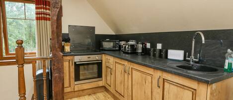 Kjøleskap, vannkoker, brødrister og kjøkkenutstyr