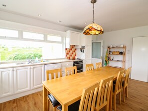 Kühlschrank, Geschirrspüler, Kochgeschirr/Geschirr/Besteck