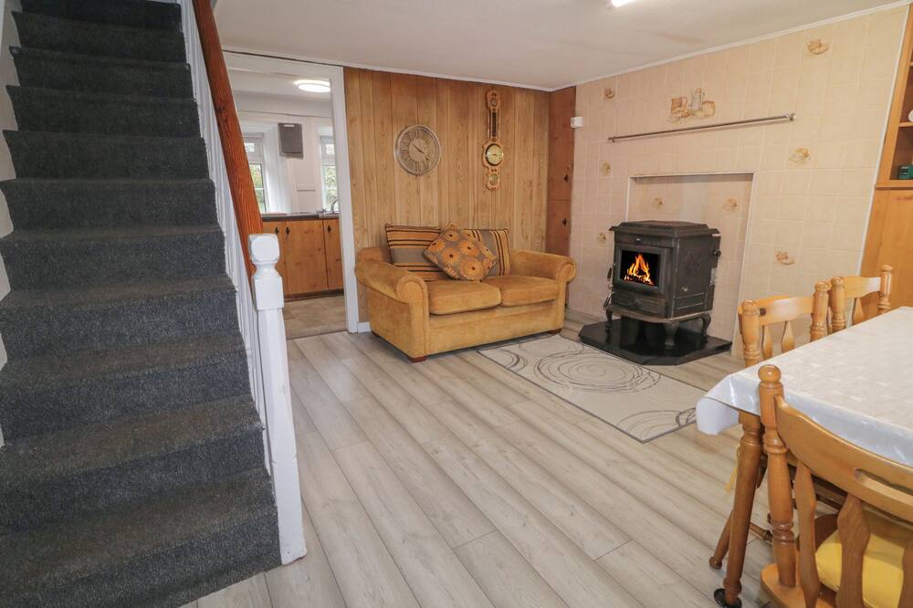 MULROY COTTAGE, family friendly, with open fire in Downings