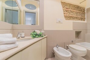 Hair dryer, bidet, towels, soap - 2 Bedroom Apartment in Monza (Monza)