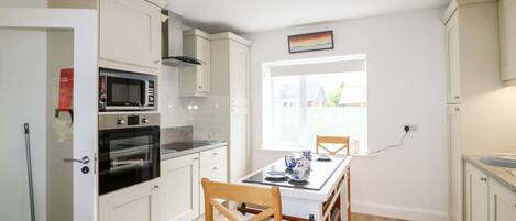 ميكروويف، فرن، غسالة أطباق، كرسي للأطفال