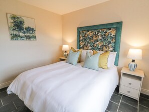 4 bedrooms, WiFi - THE HAVEN, pet friendly, with a garden in Falcarragh, County Donegal (AN FÁL CARRACH)