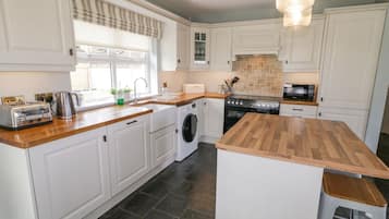 Microwave, dishwasher, cookware/dishes/utensils