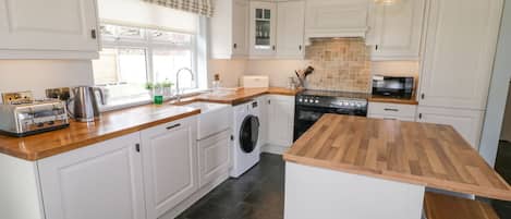 Microwave, dishwasher, cookware/dishes/utensils