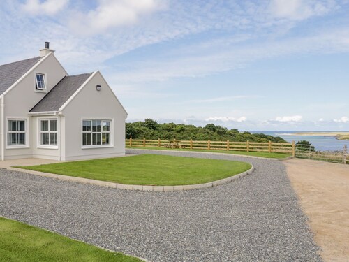 THE HAVEN, pet friendly, with a garden in Falcarragh, County Donegal