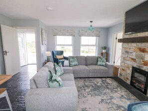 TV - THE HAVEN, pet friendly, with a garden in Falcarragh, County Donegal (AN FÁL CARRACH)