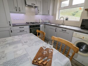 Microones, forn, rentaplats i utensilis de cuina, vaixella i coberteria 