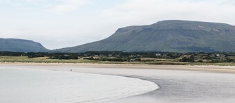 DAFFODIL COTTAGE, pet friendly in Grange, County Sligo