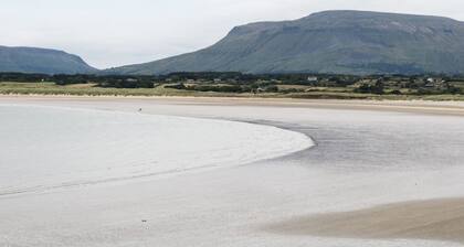 DAFFODIL COTTAGE, pet friendly in Grange, County Sligo