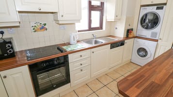 MikrovÄgsugn, ugn, diskmaskin och grytor/köksredskap