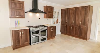 THE GLEN, pet friendly, with open fire in Carndonagh, County Donegal