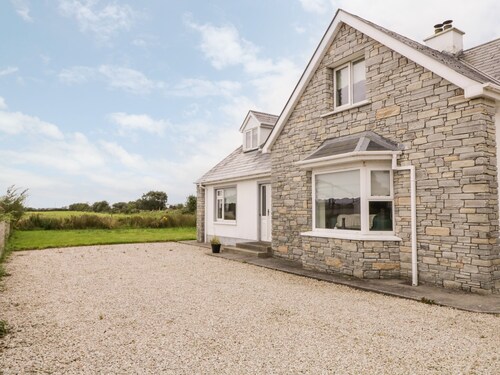 THE GLEN, pet friendly, with open fire in Carndonagh, County Donegal