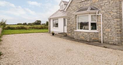 THE GLEN, pet friendly, with open fire in Carndonagh, County Donegal