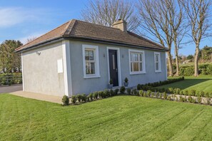 Exterior - AN TEACHAIN, pet friendly, with a garden in Adamstown, County Wexford (Enniscorthy)