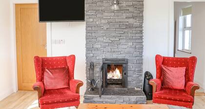 AN TEACHAIN, pet friendly, with a garden in Adamstown, County Wexford