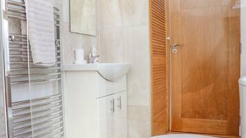 Een douche, handdoeken