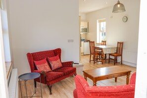 TV - AN TEACHAIN, pet friendly, with a garden in Adamstown, County Wexford (Enniscorthy)