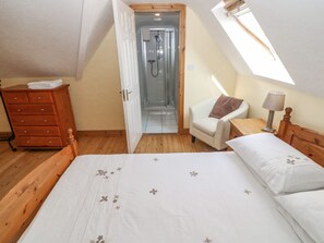7 bedrooms, travel cot, WiFi