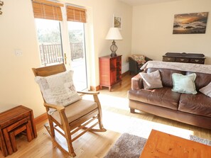 TV, books - BLUEBELL HOUSE AND GARDENS, pet friendly in Ballydehob, County Cork (Ballydehob)