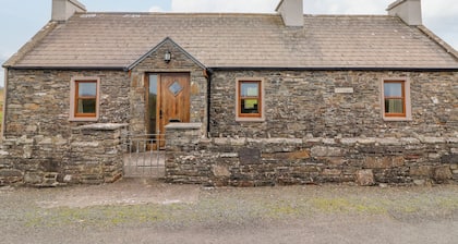 CLOGHER COTTAGE, family friendly in Doonbeg, County Clare