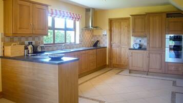 Een koelkast, een vaatwasser, kookgerei, borden en bestek