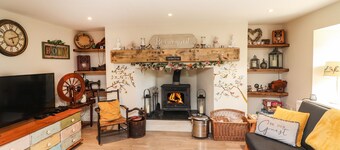 LYNCHPIN COTTAGE, pet friendly in Bruff, County Limerick