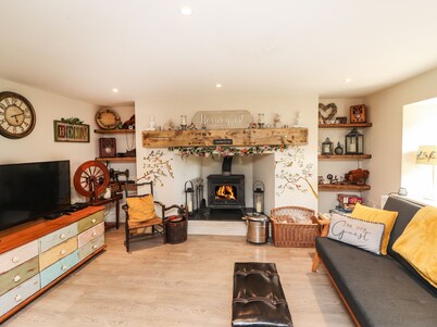 LYNCHPIN COTTAGE, pet friendly in Bruff, County Limerick