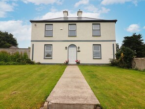 Exterior - MEADOW VIEW, family friendly, with open fire in Quin, County Clare (Ennis)
