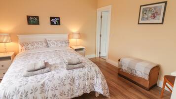 3 bedrooms, travel cot, WiFi