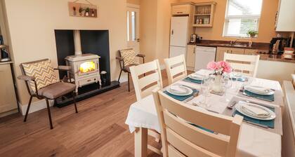 MEADOW VIEW, family friendly, with open fire in Quin, County Clare