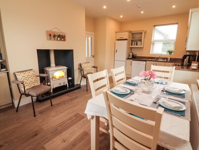 MEADOW VIEW, family friendly, with open fire in Quin, County Clare
