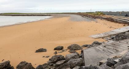 19A LIGHTHOUSE VILLAGE, family friendly in Fenit, County Kerry