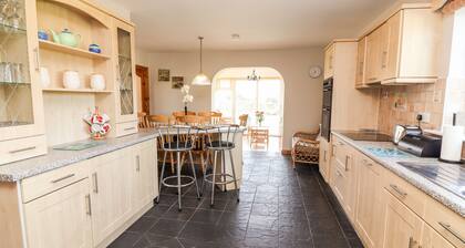 FERN VIEW HOUSE, family friendly in Beaufort, County Kerry