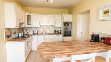 Lave-vaisselle, batterie de cuisine, vaisselle et ustensiles