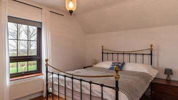 4 bedrooms, travel cot, WiFi