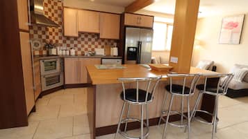 Dishwasher, cookware/dishes/utensils