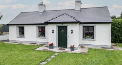 KATE'S COTTAGE, family friendly in Ballintubber, County Mayo