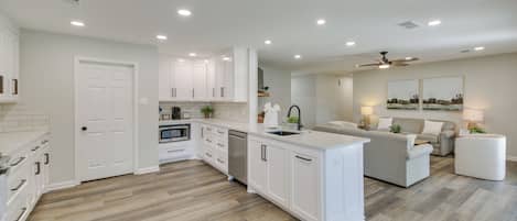 House (5 Bedrooms) | Interior