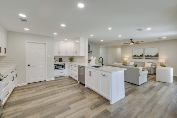 House (5 Bedrooms) | Interior - Waterfront Hot Springs Home w/ Dock & Porch! (Hot Springs)