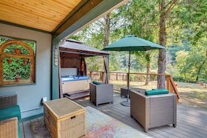 Cottage (2 Bedrooms) | Interior - Historic Mapleton Cottage w/ River Views & Hot Tub (Mapleton)