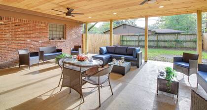 Spacious Little Rock Home w/ Patio - 9 Mi to Dtwn!