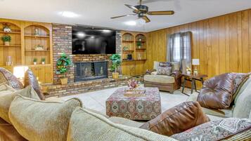 House (4 Bedrooms) | Interior