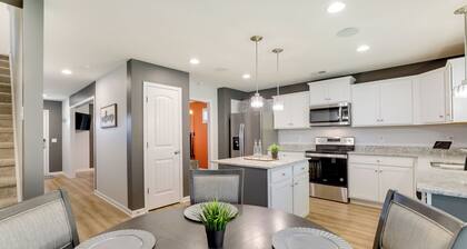 'vibe Villa' w/ Backyard ~ 8 Mi to Shaw Afb!