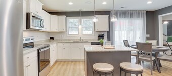 'vibe Villa' w/ Backyard ~ 8 Mi to Shaw Afb!
