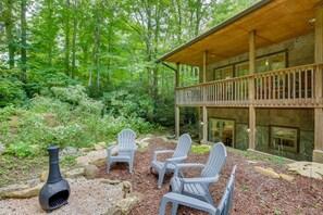 Property grounds - Patio & Fireplace: Tranquil Grandfather Mtn Cabin (Banner Elk)